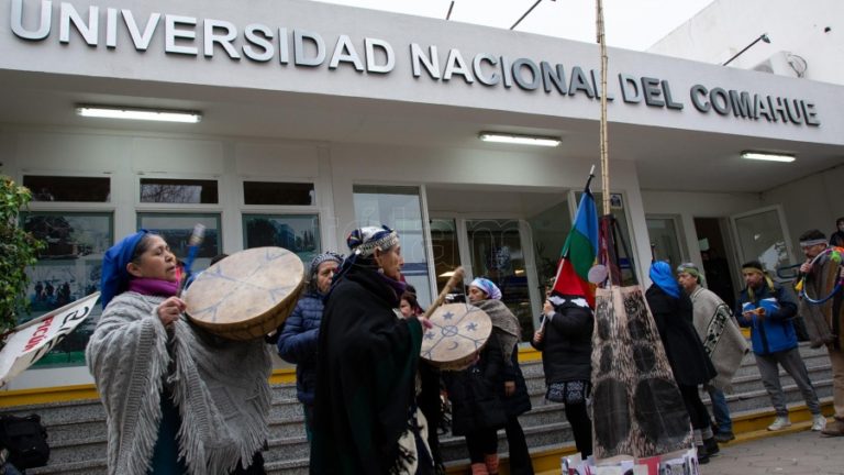 Izaron la bandera mapuche en la Universidad del Comahue