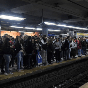 Todos problemas: ¿Hasta Cuándo Vamos a Aceptar el Viaje Como Sardinas?