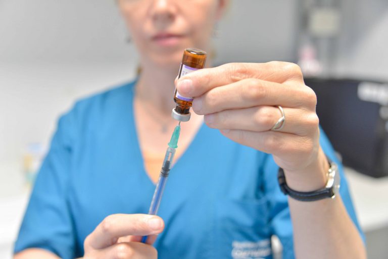 Continúa la vacunación por el brote de sarampión