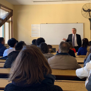 Aplausos, fotos y mensaje presidencial en la vuelta de Alberto a Derecho